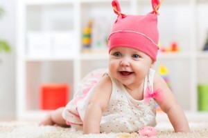 baby-crawling-pink-hat-660x440