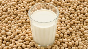 for-nerds-that-really-wanna-know-what-makes-soy-milk-625x352