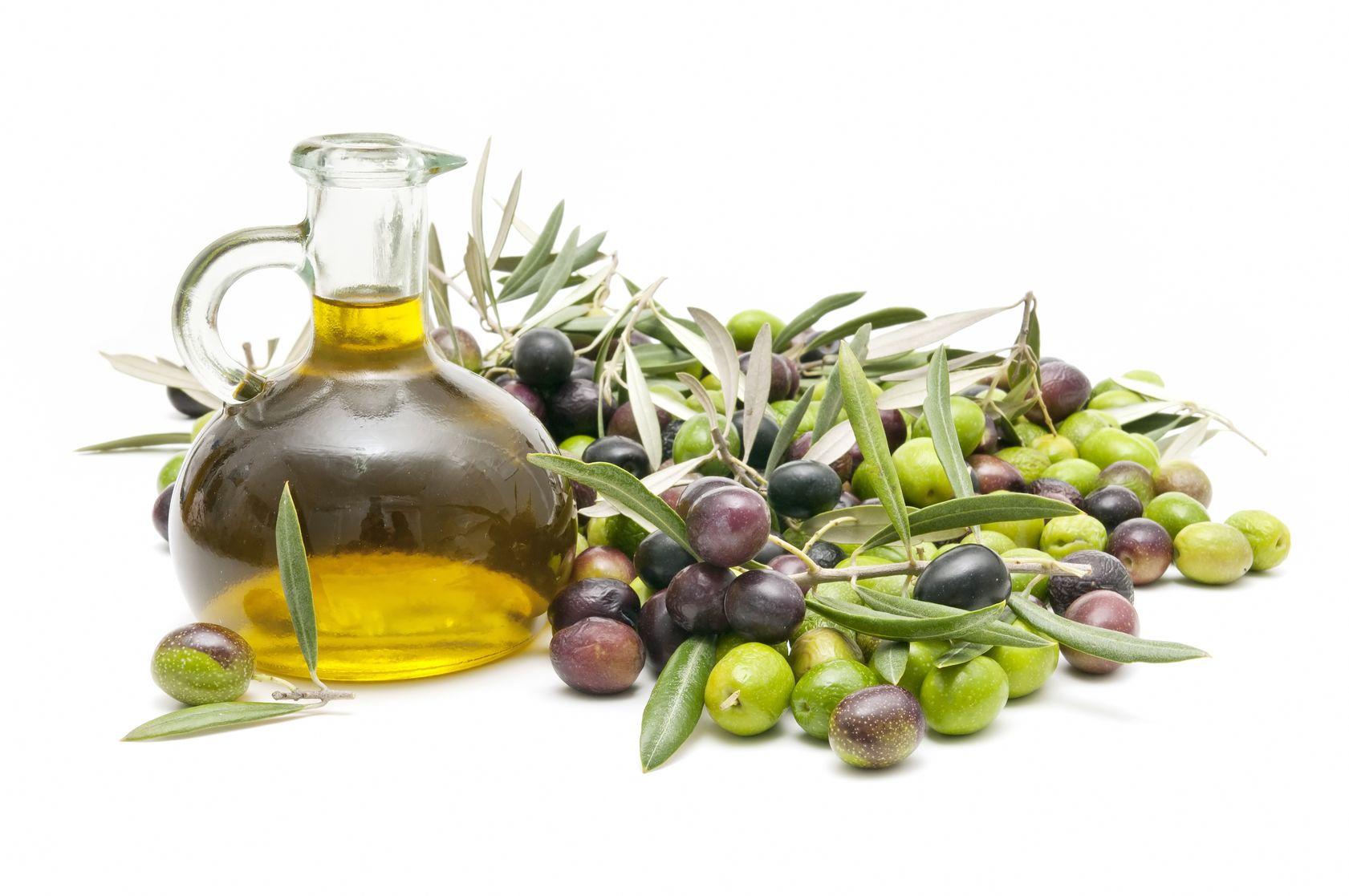 Оливковое масло на голодный желудок. Оливковое масло. Масло оливы. Оливковое масло и маслины. Оливки на белом фоне.