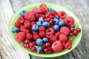 06-salad-tricks-help-lose-weight-mixed-berries