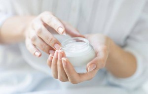 shutterstock_289547507-using-moisturizer-rido