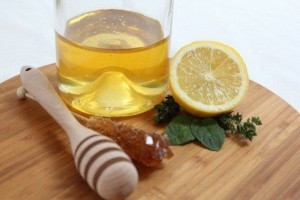 Sivilcelere karşı limon suyu ve yeşil çay maskesi